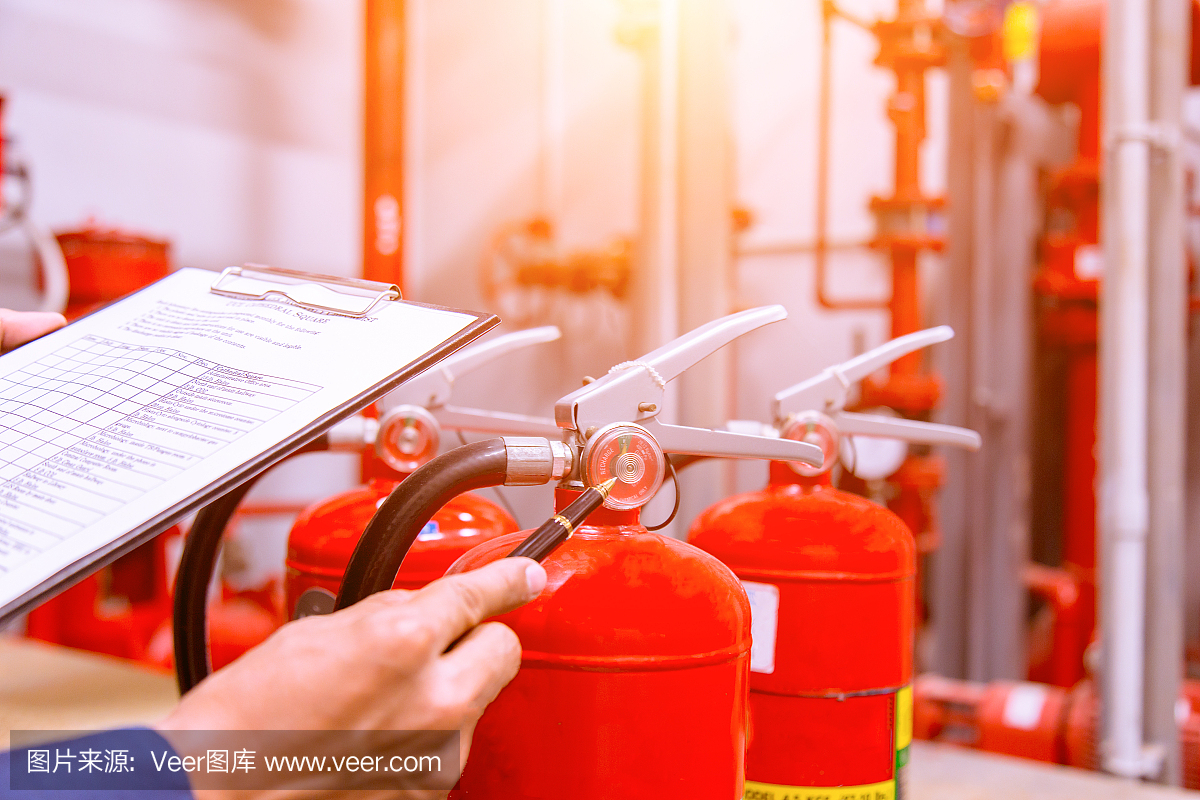 工程師檢查工業(yè)消防控制系統(tǒng),消防報警控制器,火警報警器,防火。系統(tǒng)準(zhǔn)備就緒一旦發(fā)生火災(zāi)。